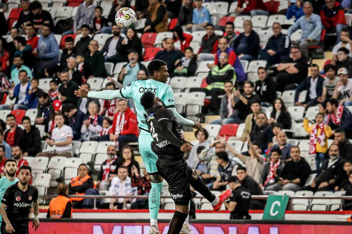 Spor Toto Süper Lig: FTA Antalyaspor: 0 Sivasspor: 2 (İlk yarı)
