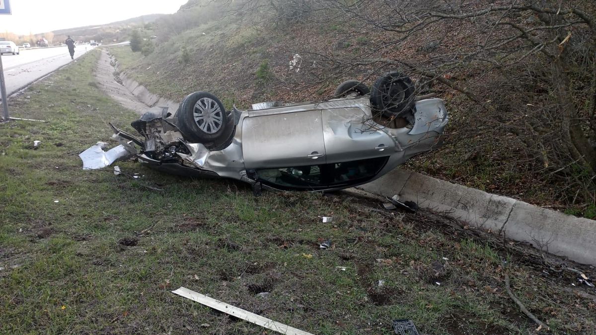 Takla atan otomobil su kanalına devrildi, sürücü ölümden döndü