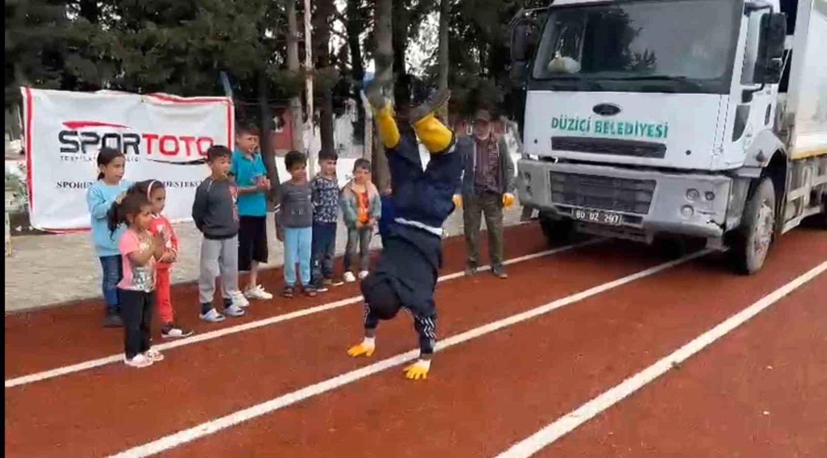 Temizlik ekibi mola verdi, çocukları eğlendirdi