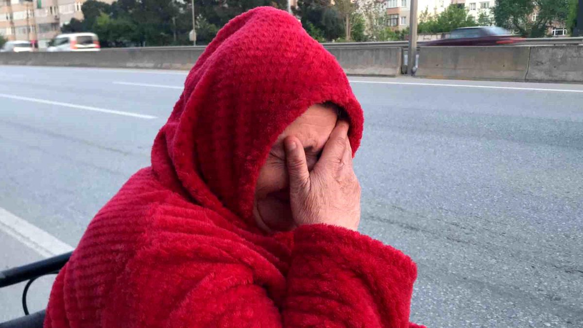 Akülü tekerlekli sandalyesiyle yolda kalan kadının sözleri yürek dağladı Açıklaması