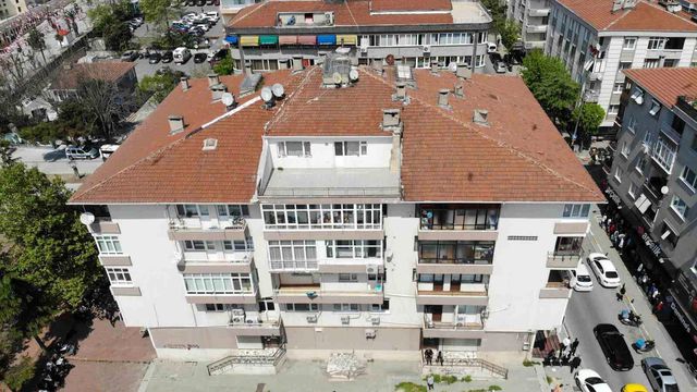 Avcılar'da beton parçasının düştüğü bina tahliye edilerek mühürlendi