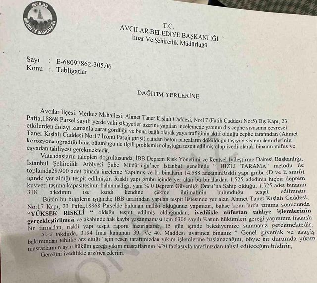 Avcılar'da beton parçasının düştüğü bina tahliye edilerek mühürlendi