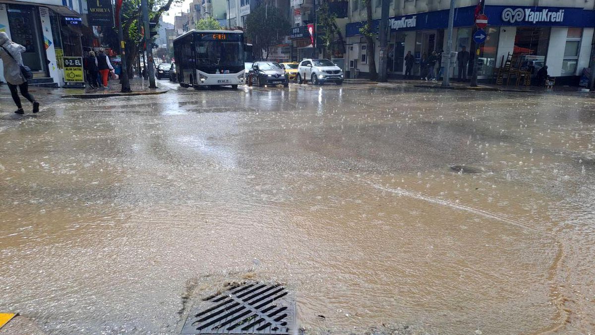 Bandırma yağmura teslim oldu