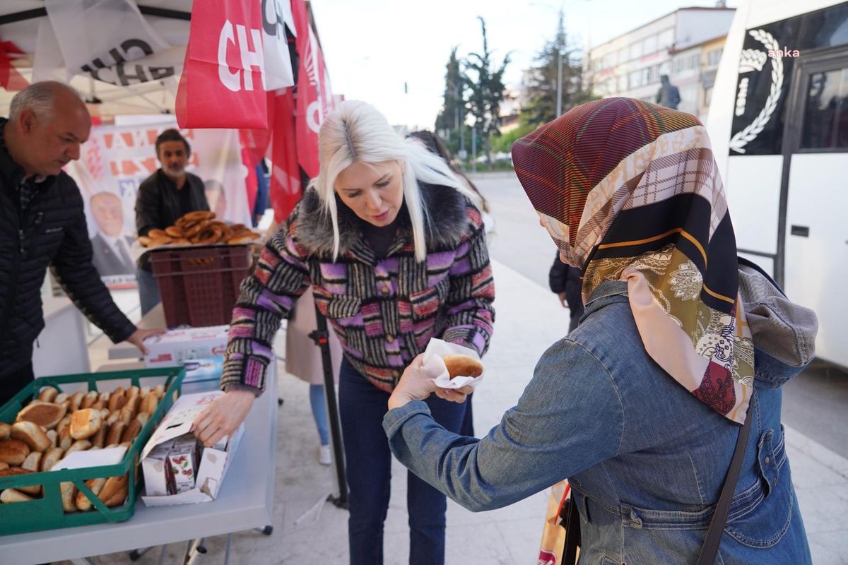 Bilecik Belediye Başkanvekili Subaşı, Yurttaşa Simit ve Meyve Suyu İkram Etti