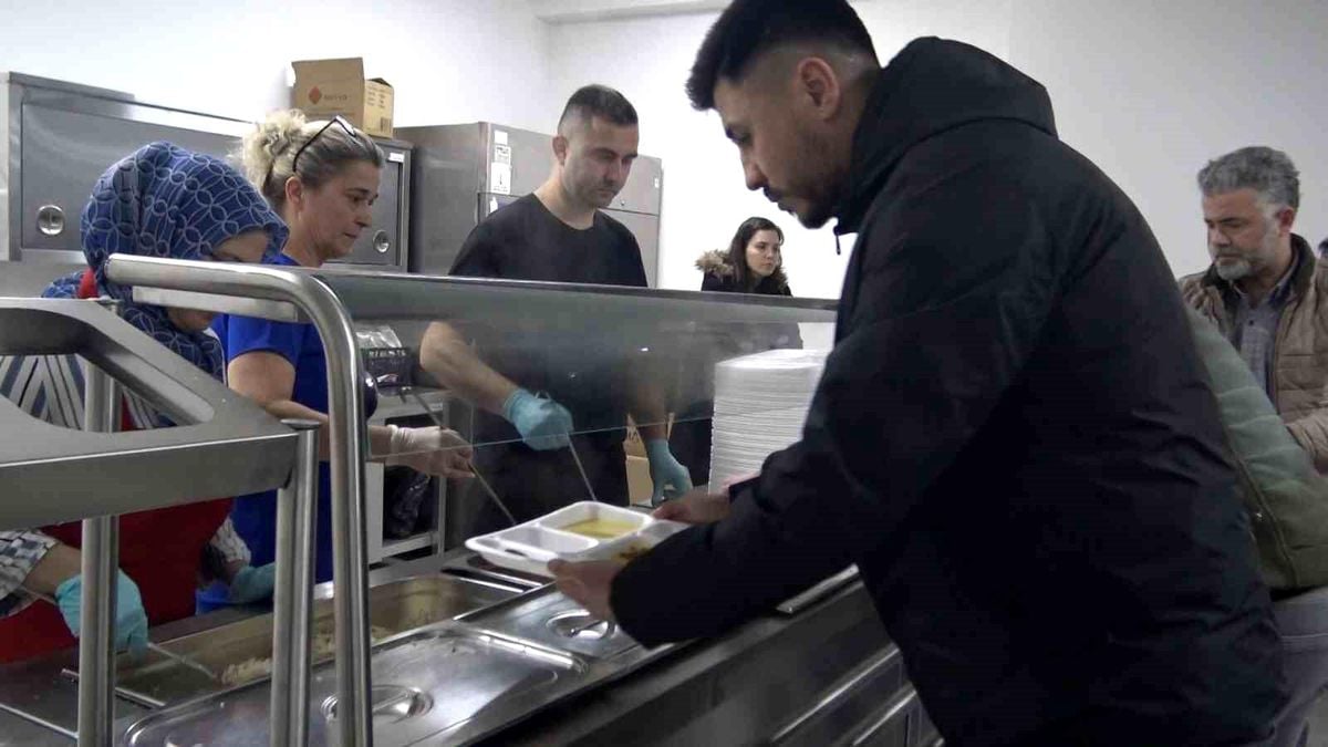 Bursa'da öğrenci ve ihtiyaç sahiplerine günde 2 öğün sıcak yemek