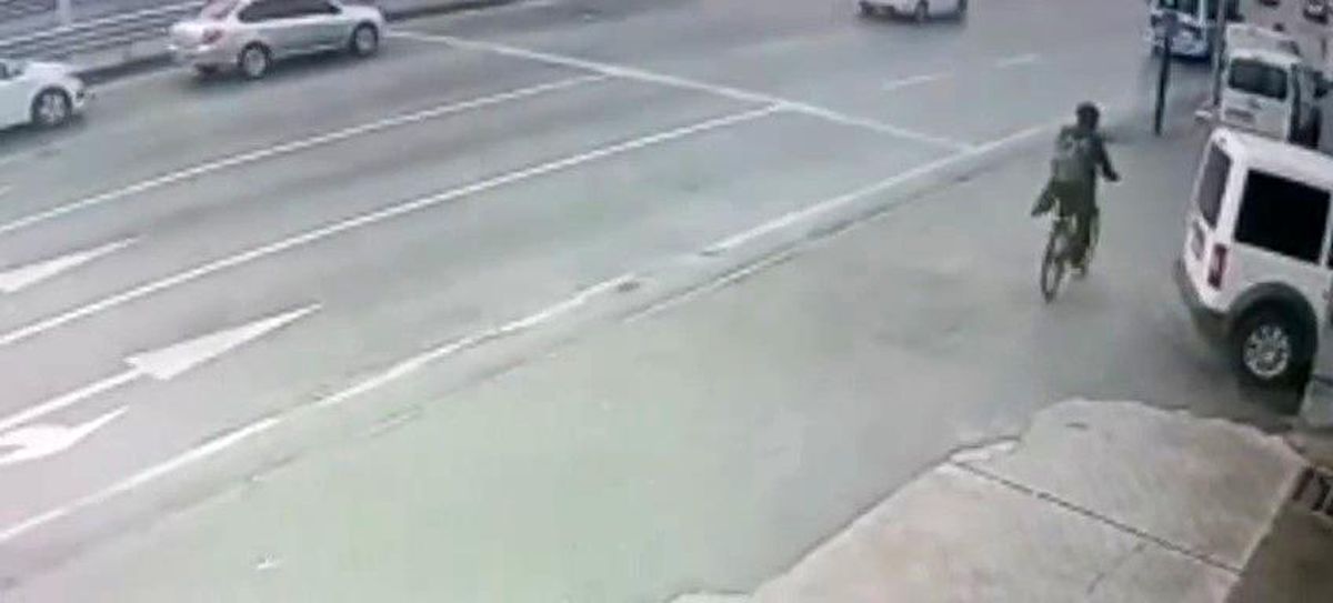 Bursa'da yolun karşısına geçen bisikletli adama otomobil böyle çarptı