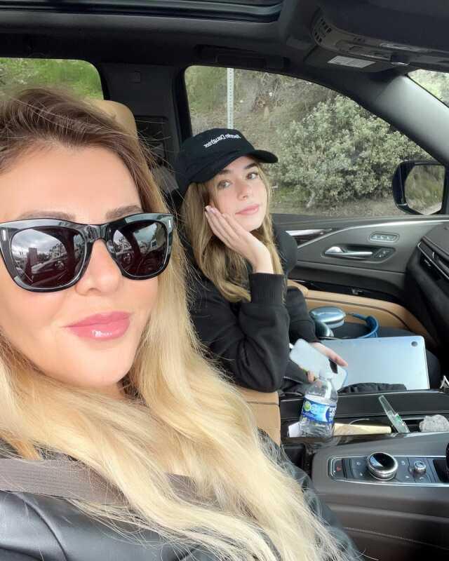 Çocuklarıyla pozunu paylaşan Zeynep Yılmaz'dan 'Kızların daha kapalı giyinmiş' yorumuna tepki Çocuklarıyla pozunu paylaşan Zeynep Yılmaz'dan 'Kızların daha kapalı giyinmiş' yorumuna tepki