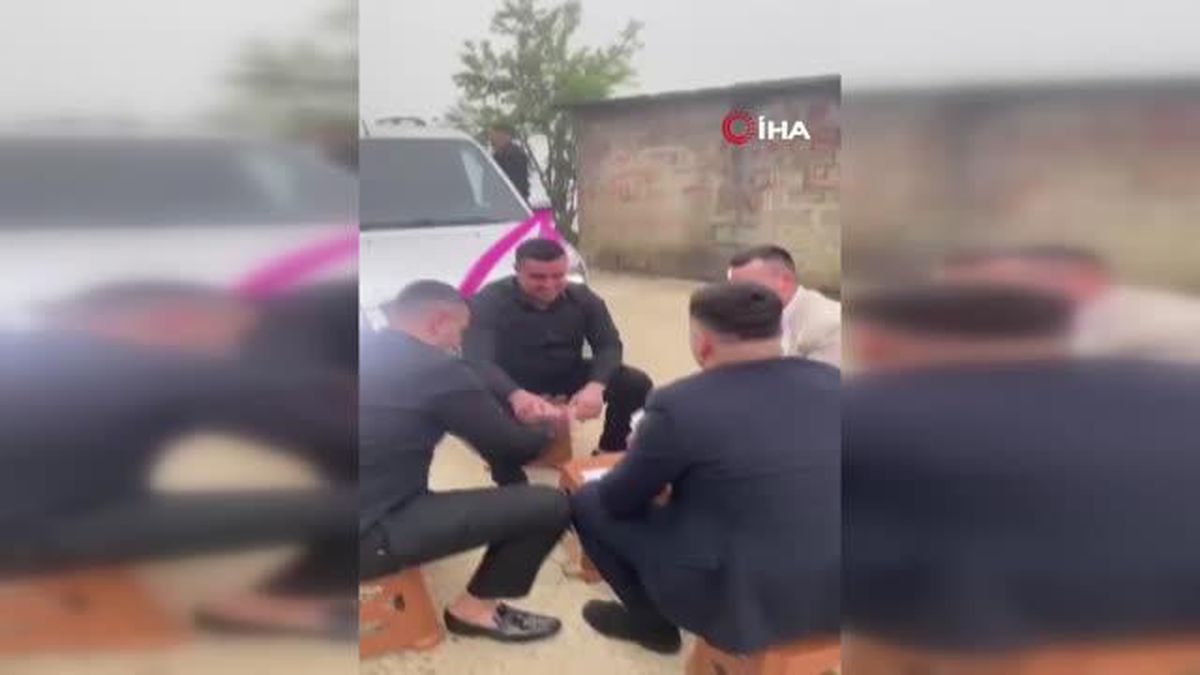 Düğün konvoyunun önünü kestiler, iskambil oynayıp bahşiş aldılar