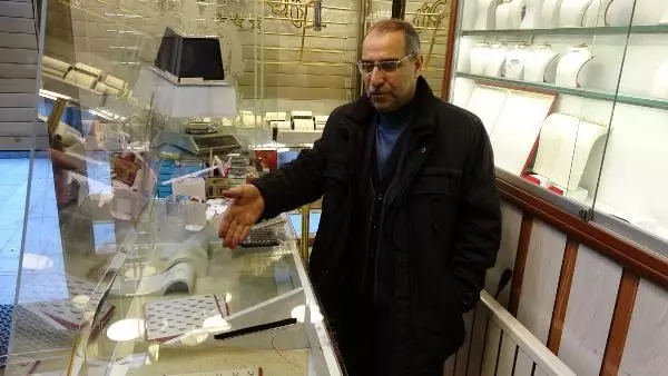 Duvarı delip, 23 kilo altın çaldılar