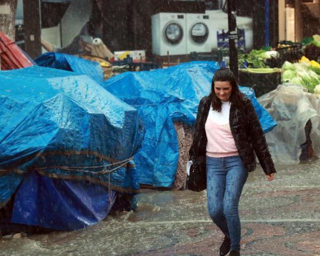 Edirne'de 30 dakika süren sağanak, vatandaşları zorladı Edirne'de 30 dakika süren sağanak, vatandaşları zorladı