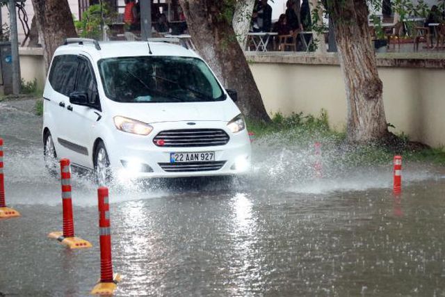 Edirne'de 30 dakika süren sağanak, vatandaşları zorladı Edirne'de 30 dakika süren sağanak, vatandaşları zorladı