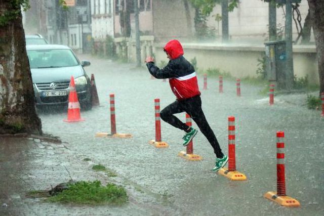 Edirne'de 30 dakika süren sağanak, vatandaşları zorladı Edirne'de 30 dakika süren sağanak, vatandaşları zorladı