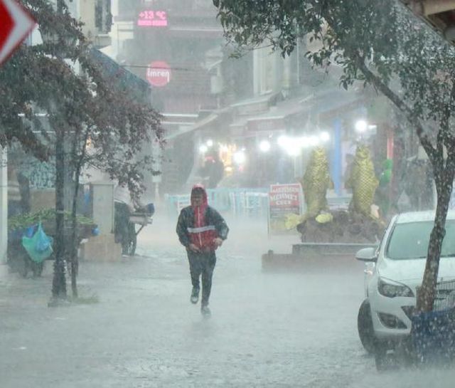 Edirne'de 30 dakika süren sağanak, vatandaşları zorladı Edirne'de 30 dakika süren sağanak, vatandaşları zorladı