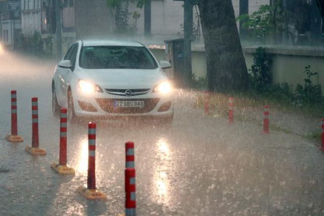 Edirne'de 30 dakika süren sağanak, vatandaşları zorladı Edirne'de 30 dakika süren sağanak, vatandaşları zorladı