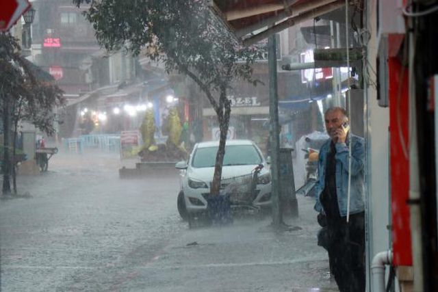 Edirne'de 30 dakika süren sağanak, vatandaşları zorladı Edirne'de 30 dakika süren sağanak, vatandaşları zorladı