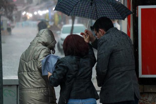 Edirne'de 30 dakika süren sağanak, vatandaşları zorladı Edirne'de 30 dakika süren sağanak, vatandaşları zorladı