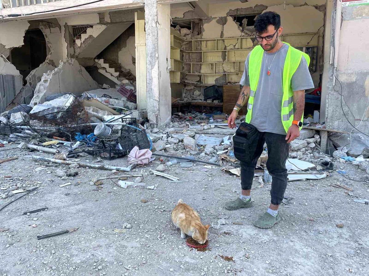 Enkazdan 76 gün sonra 'Ecevit'i canlı olarak buldular