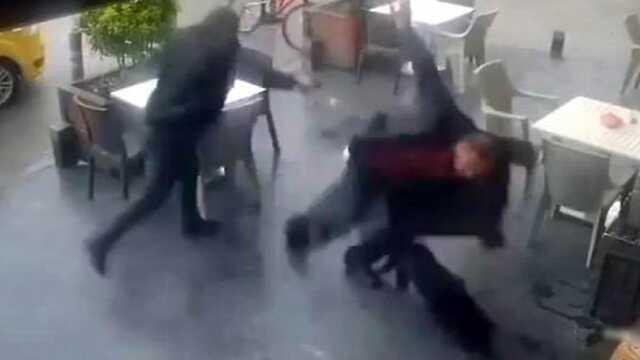 Eşiyle mesajlaşan akrabasını öldürdü cinayet anı kamerada Eşiyle mesajlaşan akrabasını öldürdü cinayet anı kamerada