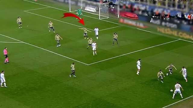 Fenerbahçeliler çılgına döndü! Hepsi, Eze'nin golü öncesi Szalai'nin eliyle yaptığı hareketi konuşuyor Fenerbahçeliler çılgına döndü! Hepsi, Eze'nin golü öncesi Szalai'nin eliyle yaptığı hareketi konuşuyor