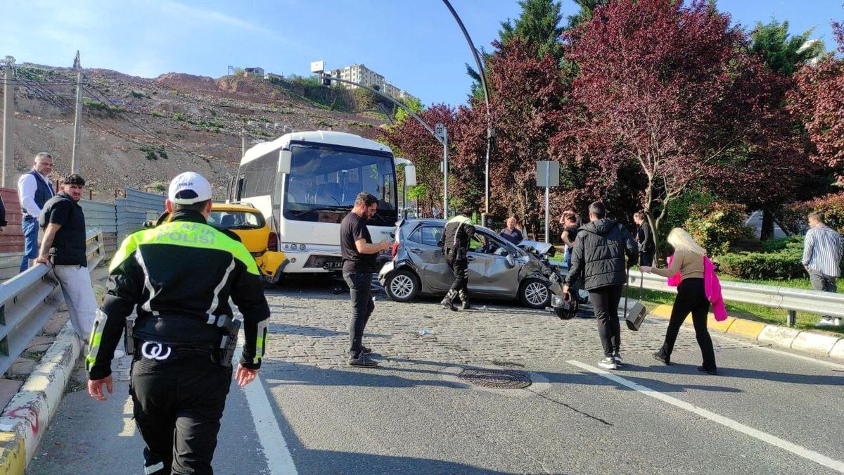 Freni patlayan midibüs 5 aracın arasına daldı: 2 yaralı
