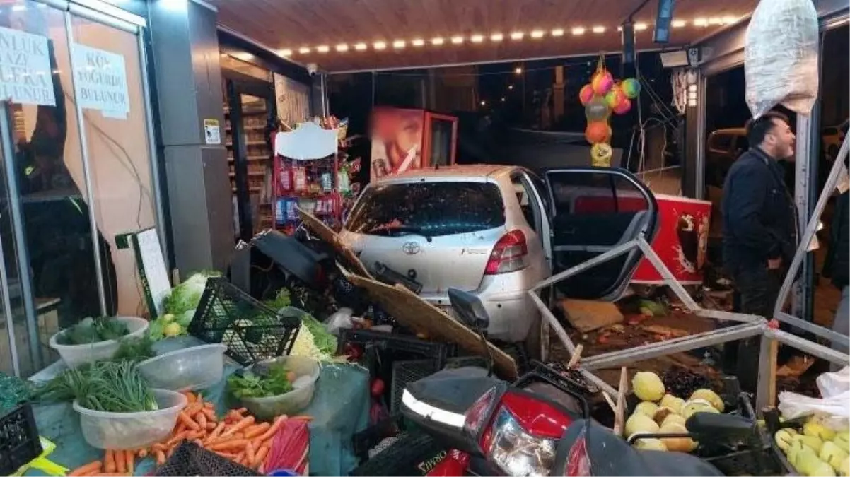 Hızla gelen otomobil bir dükkanın manav reyonuna mermi gibi girdi! 1'i ağır 2 kişi yaralandı