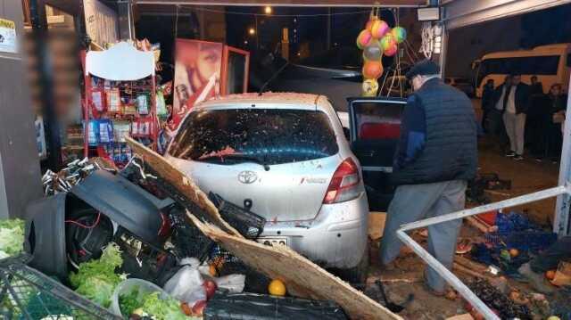 Hızla gelen otomobil bir dükkanın manav reyonuna mermi gibi daldı! 1'i ağır 2 kişi yaralandı Hızla gelen otomobil bir dükkanın manav reyonuna mermi gibi daldı! 1'i ağır 2 kişi yaralandı