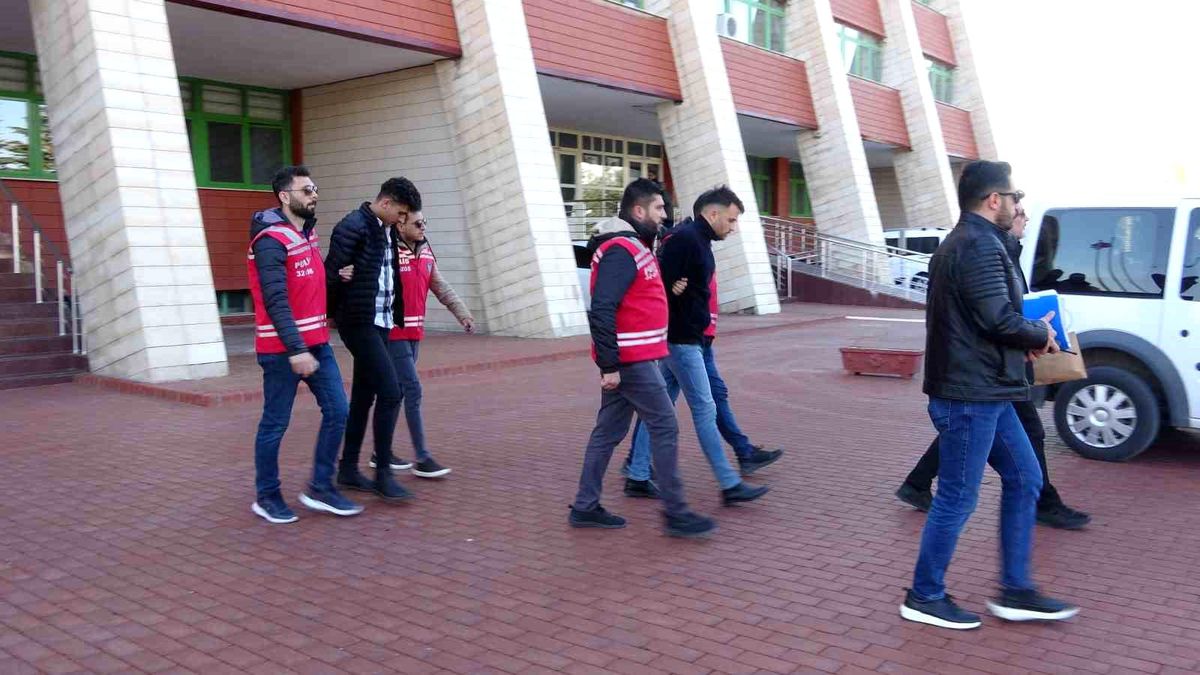 Isparta'da adliyeye sevk edilen cinayet şüphelilerinden 1'i tutuklandı
