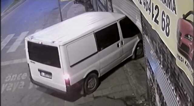 İstanbul'da film gibi soygun kamerada: Hurdacıyı kepengini minibüsle kırıp soydular