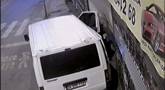 İstanbul'da film gibi soygun kamerada: Hurdacıyı kepengini minibüsle kırıp soydular