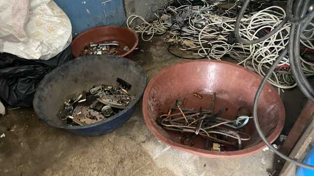 İstanbul'da film gibi soygun kamerada: Hurdacıyı kepengini minibüsle kırıp soydular
