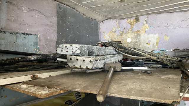 İstanbul'da film gibi soygun kamerada: Hurdacıyı kepengini minibüsle kırıp soydular