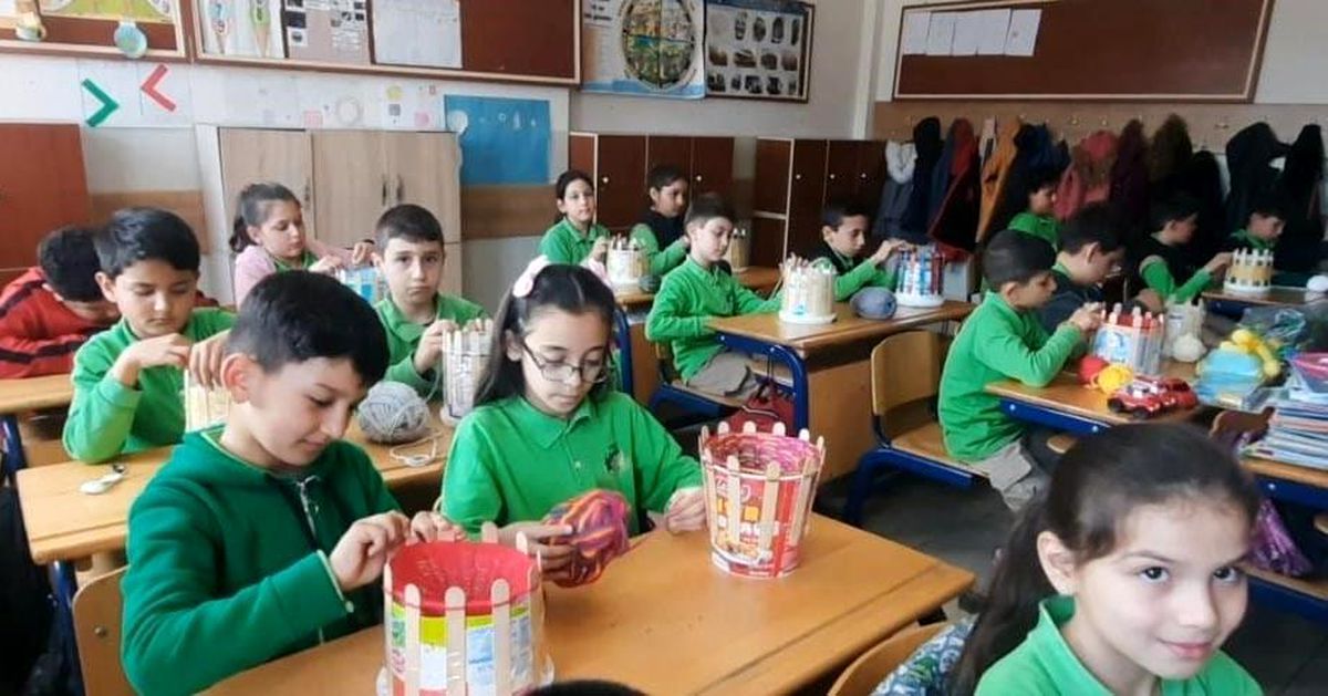 Kalplerindeki sevgiyi ilmeklere aktarıp depremzede kardeşleri için örüyorlar