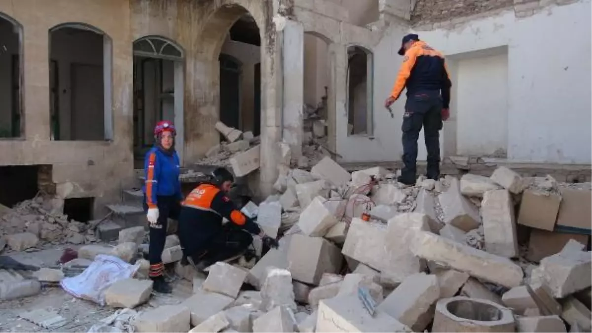 Kilis'te ağır hasarlı 2 katlı boş binanın bir kısmı çöktü