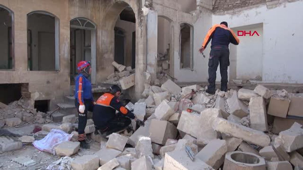KİLİS'TE, AĞIR HASARLI 2 KATLI BOŞ BİNANIN BİR BÖLÜMÜ ÇÖKTÜ