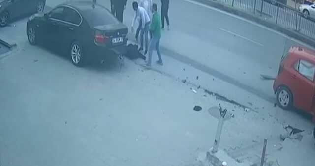 Köpeğe çarpmamak için manevra yaptı, işe gitmek için bekleyen vatandaşlara çarptı: 1 ölü, 2 yaralı Köpeğe çarpmamak için manevra yaptı, işe gitmek için bekleyen vatandaşlara çarptı: 1 ölü, 2 yaralı