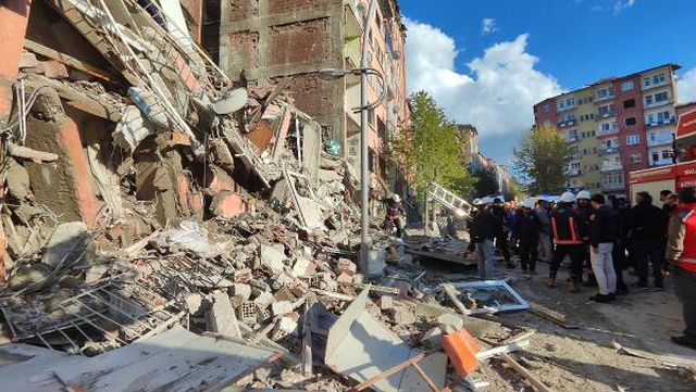 Malatya'da 6 katlı bina çöktü; yandaki binadan 7 kişi tahliye edildi Malatya'da 6 katlı bina çöktü; yandaki binadan 7 kişi tahliye edildi