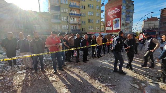Malatya'da 6 katlı bina çöktü; yandaki binadan 7 kişi tahliye edildi Malatya'da 6 katlı bina çöktü; yandaki binadan 7 kişi tahliye edildi