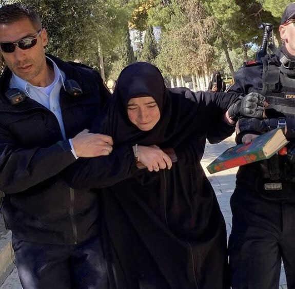 Mescid-i Aksa'da Kur'an okurken gözaltına alınan Özgecan Mutlu serbest bırakıldı