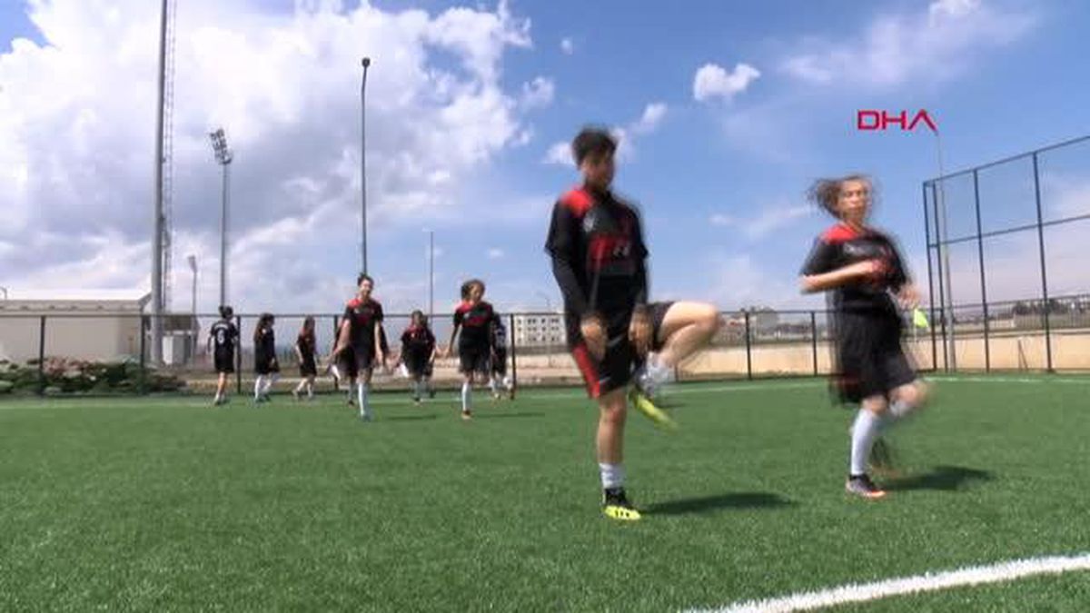 MUŞ'TA, 'GENÇ KIZLAR ERKEN YAŞTA EVLENDİRİLMESİN' DİYE KURULAN FUTBOL TAKIMI ŞAMPİYON OLDU