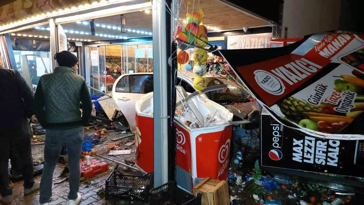 Otomobil bir dükkanın manav reyonuna böyle girdi: 1'i ağır 2 yaralı