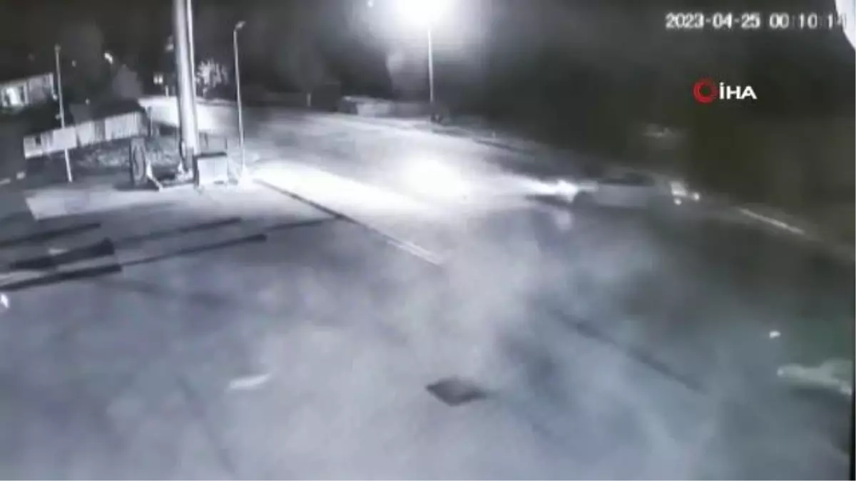 Otomobiller böyle çarpıştı: 4 yaralı