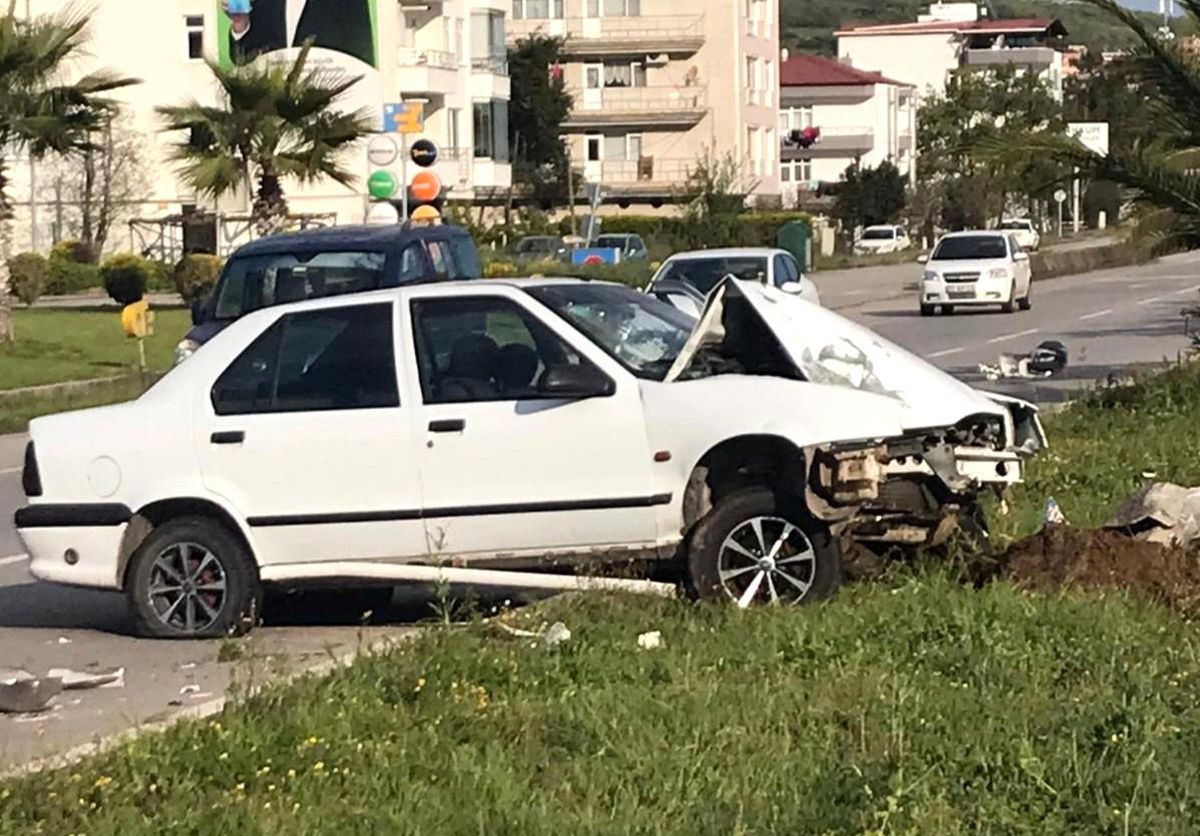 Samsun'da otomobil aydınlatma direğine çarptı: 1 yaralı