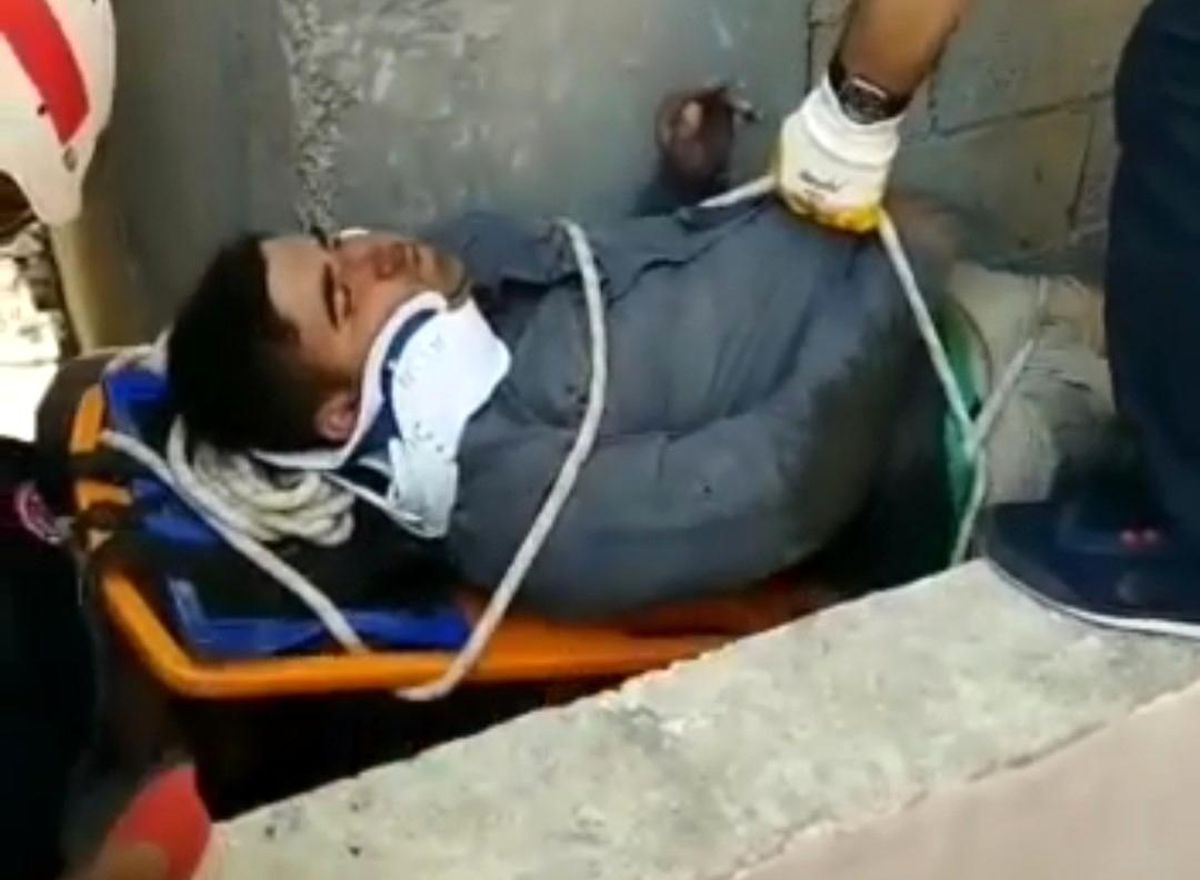 Şanlıurfa'da 3'üncü kattan havalandırma boşluğuna düşen kişiyi itfaiye ekipleri kurtardı