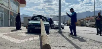 TIR'ın devirdiği direk, otomobilin camından girdi