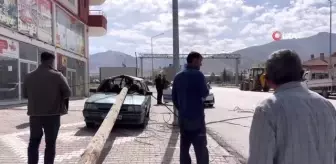 Tırın dorsesine takılan telefon direği otomobile ok gibi saplandı