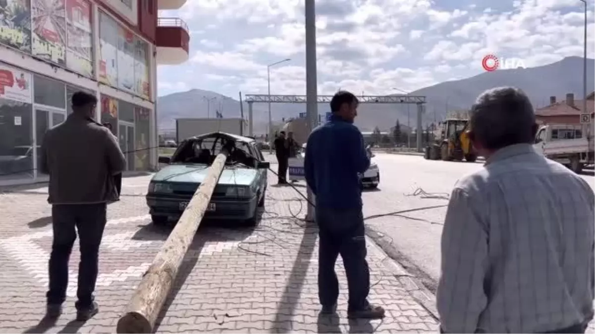 Tırın dorsesine takılan telefon direği otomobile ok gibi saplandı
