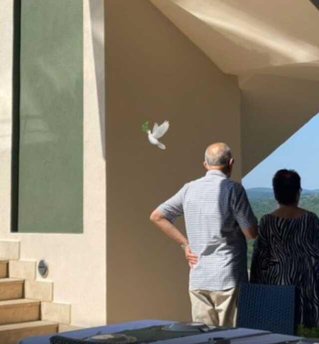 Ünlü oyuncu Hande Erçel'i yıkan ölüm haberi Ünlü oyuncu Hande Erçel'i yıkan ölüm haberi