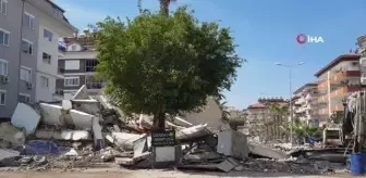 Alanya'da yıkım sırasında bina çöktü