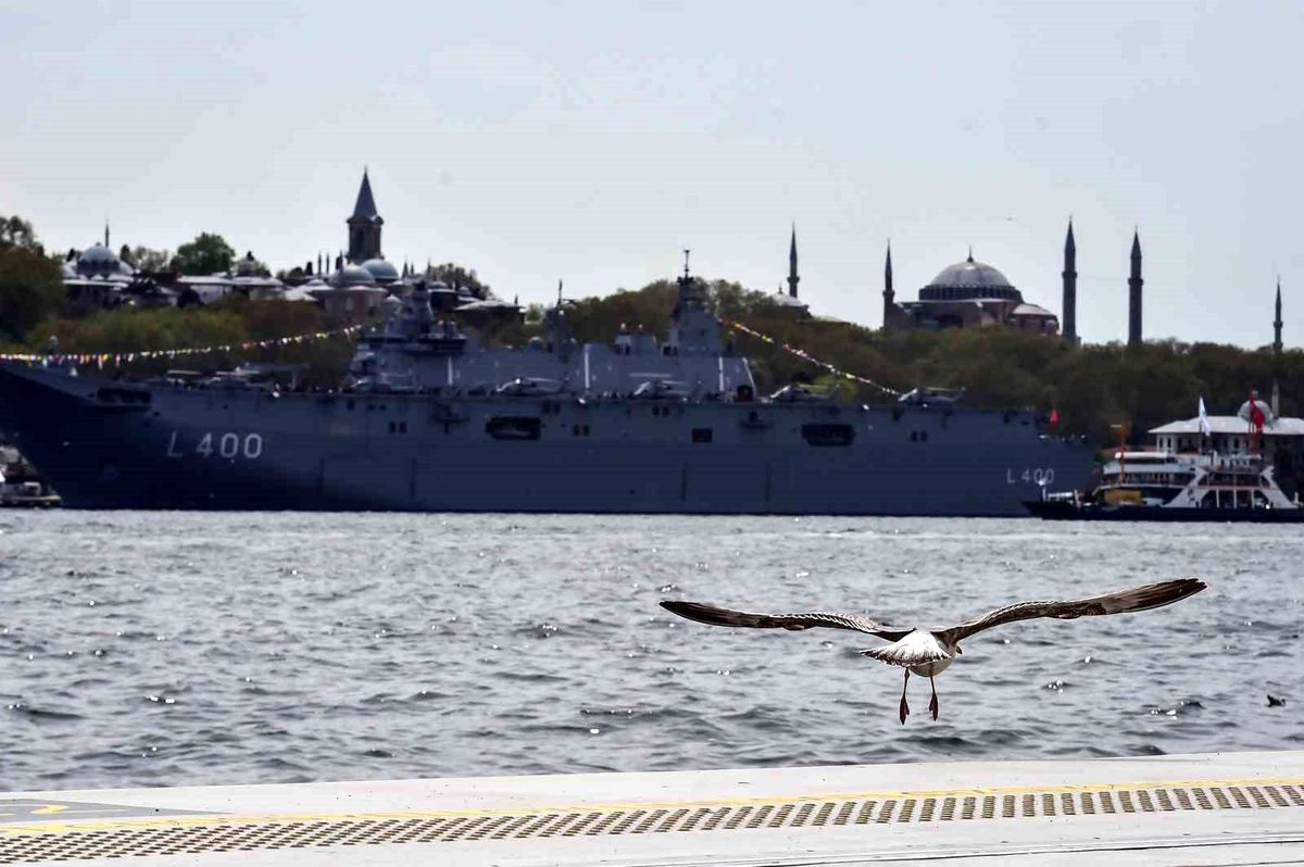 Ayasofya'dan TCG Anadolu'ya eşsiz manzara