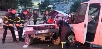 Burdur'da otomobille minibüs çarpıştı: 1 ölü, 2 yaralı